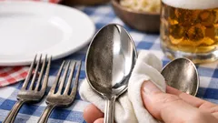 Silberbesteck reinigen: 4 schnelle Methoden, die wirklich funktionieren
