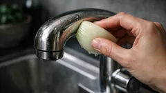 Armaturen mit Zwiebel reinigen: was der Hausmittel-Trick wirklich bringt